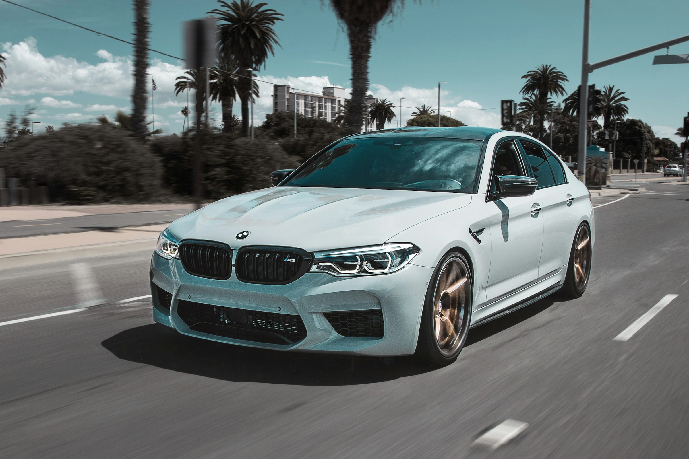 BMW M5 на міській вулиці