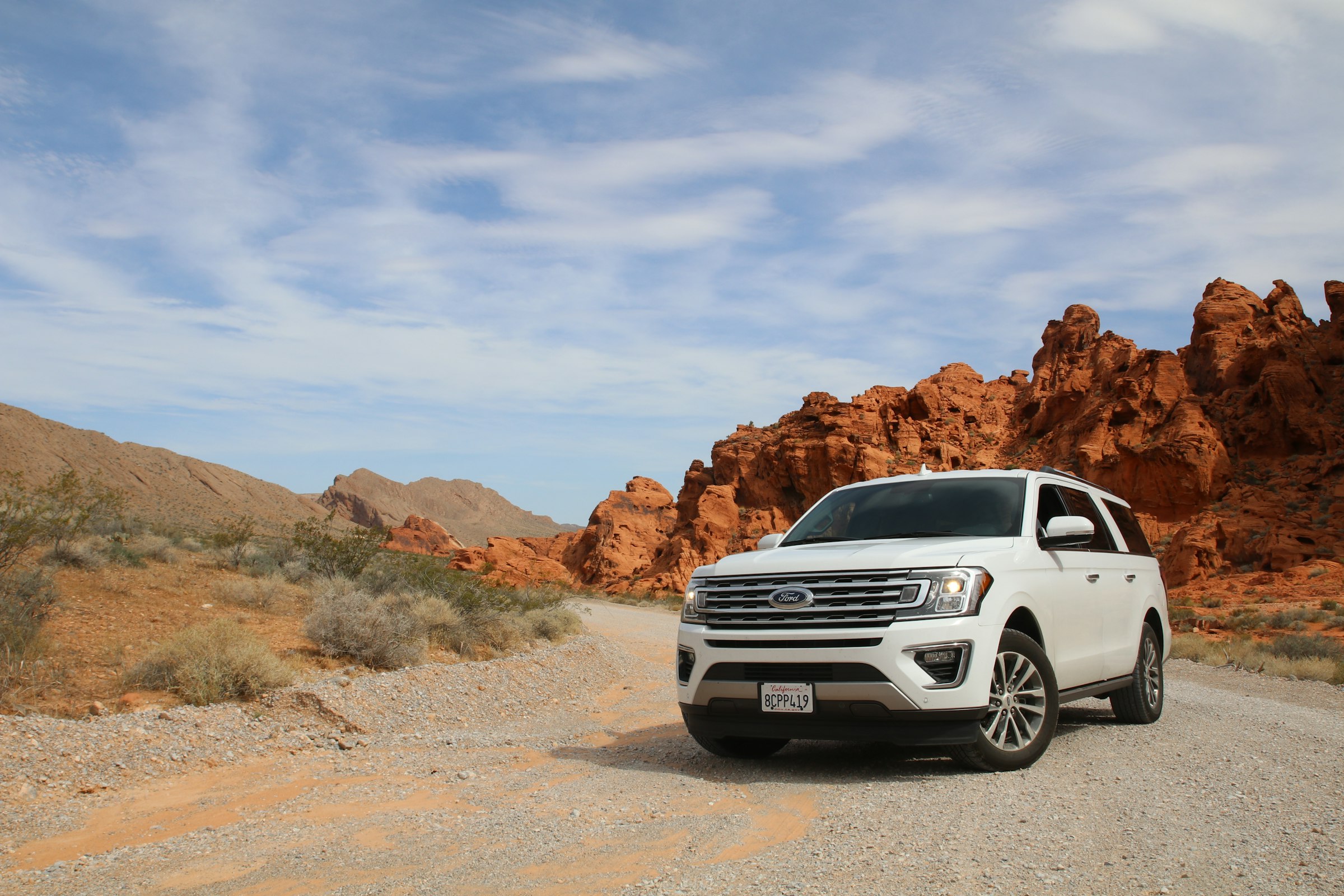 Білий Ford Expedition на гірській дорозі