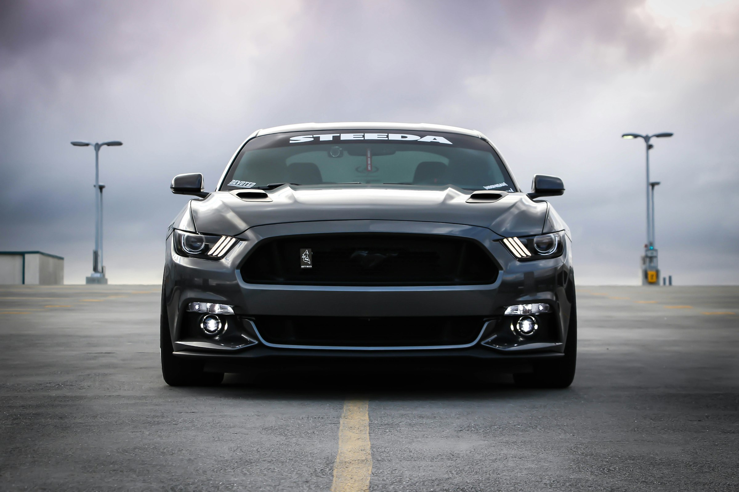 Ford Mustang на парковці