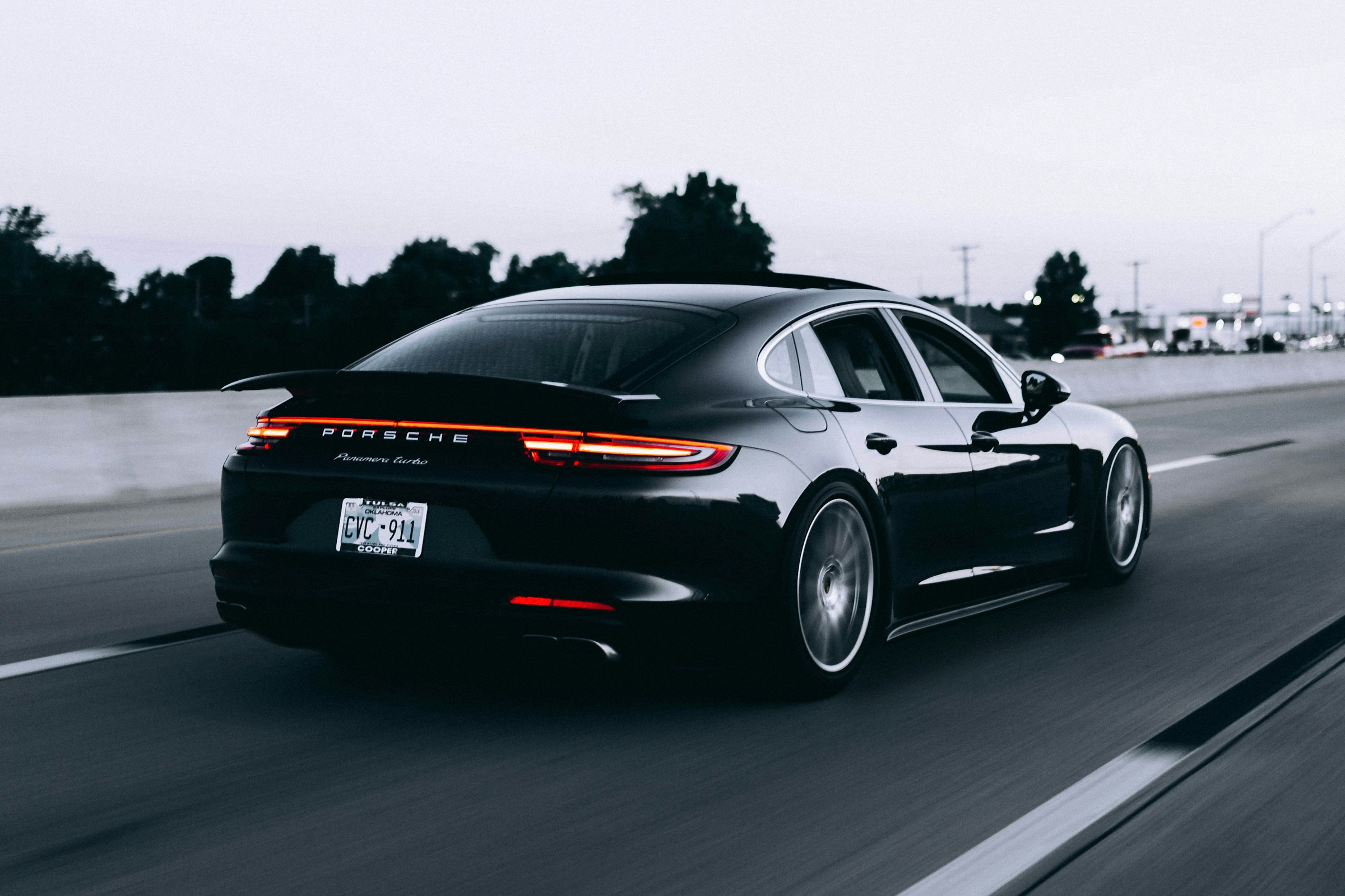 Чорний Porsche Panamera на трасі